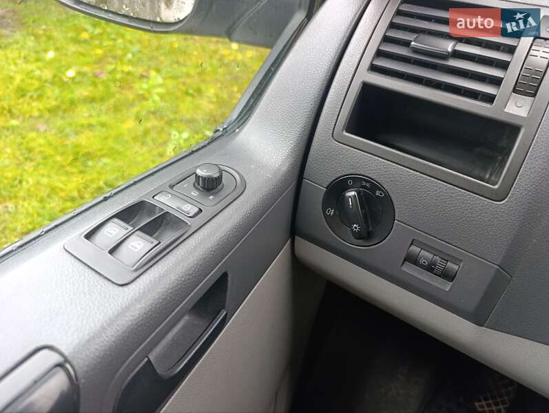 Грузовой фургон Volkswagen Transporter 2012 в Ровно
