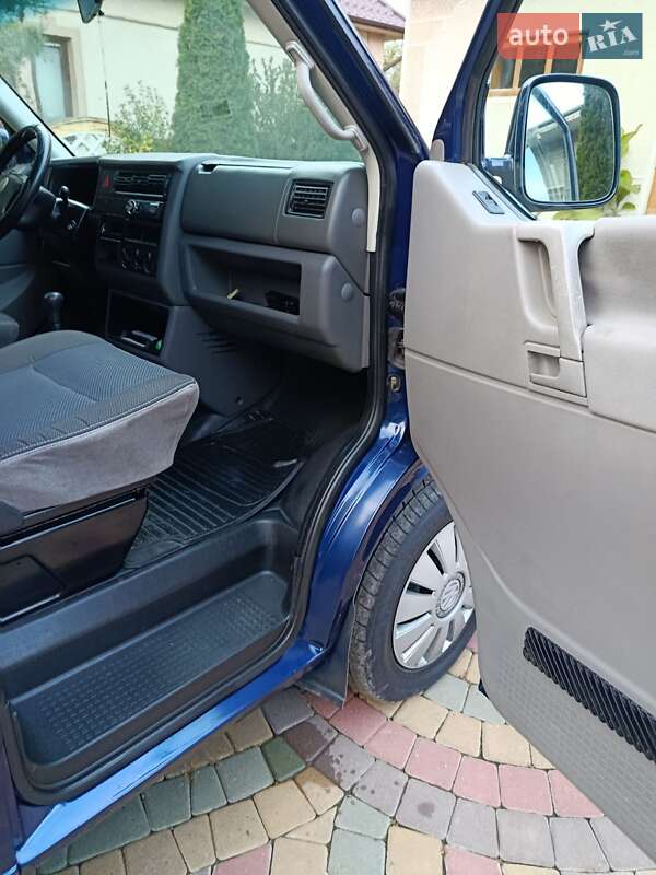 Грузопассажирский фургон Volkswagen Transporter 2003 в Черновцах