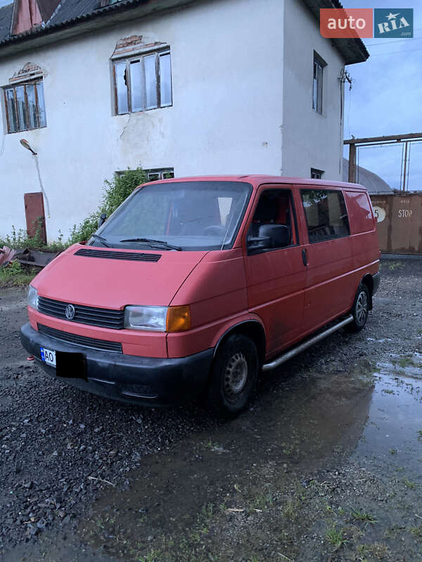 Грузовой фургон Volkswagen Transporter 2001 в Иршаве