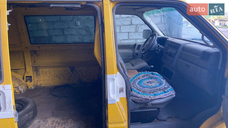 Вантажний фургон Volkswagen Transporter 2001 в Первомайську