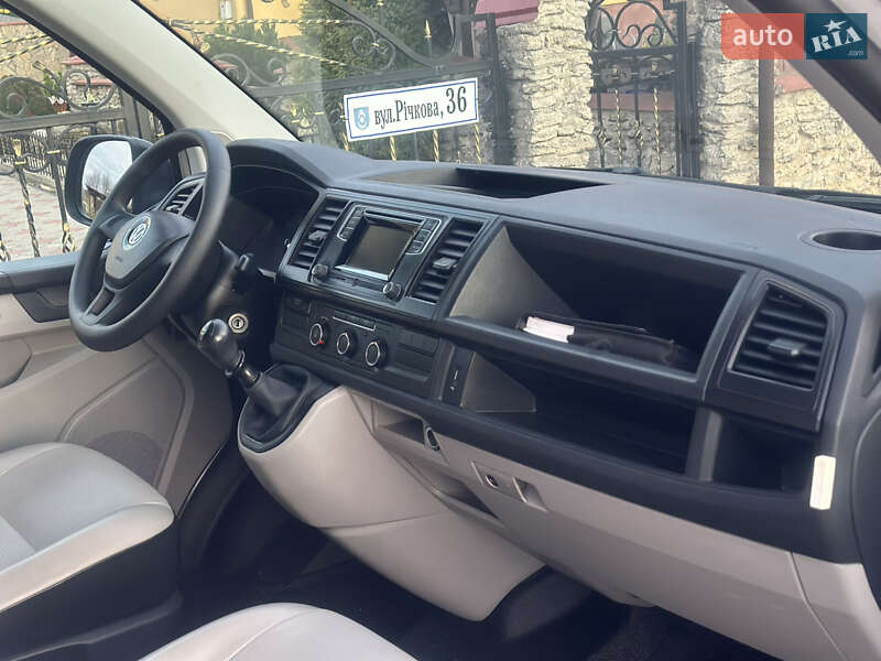 Вантажний фургон Volkswagen Transporter 2016 в Дубні
