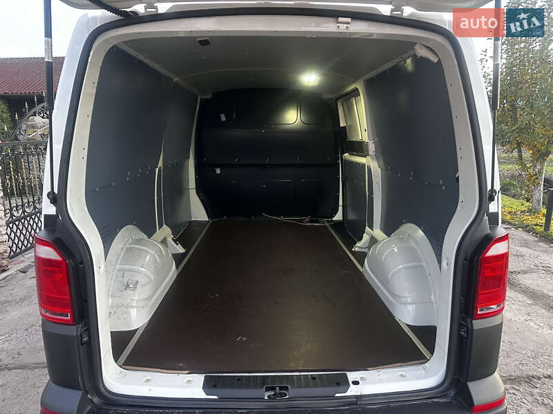 Вантажний фургон Volkswagen Transporter 2016 в Дубні