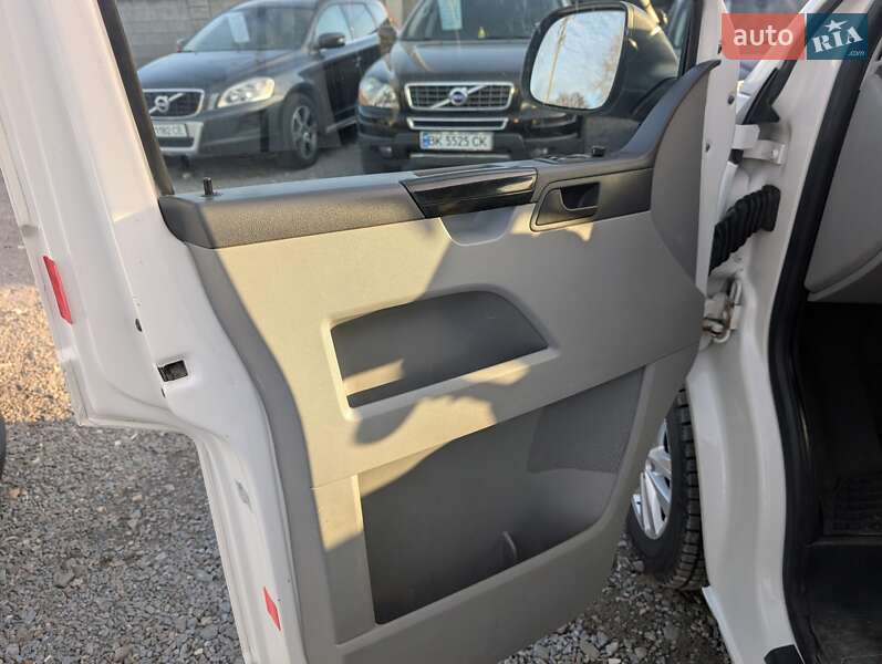Грузовой фургон Volkswagen Transporter 2012 в Ровно