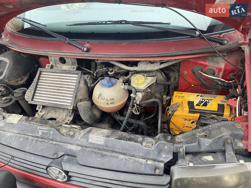 Вантажний фургон Volkswagen Transporter 2001 в Чернівцях