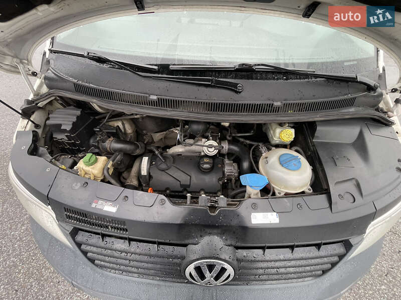 Вантажний фургон Volkswagen Transporter 2006 в Львові