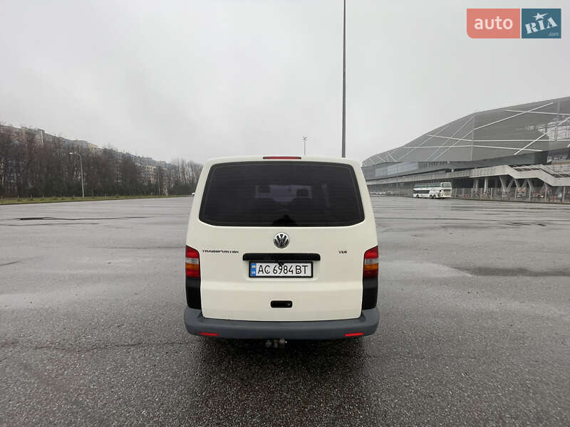 Вантажний фургон Volkswagen Transporter 2006 в Львові