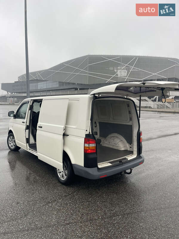 Вантажний фургон Volkswagen Transporter 2006 в Львові