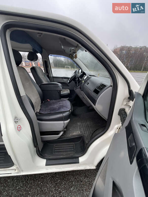 Вантажний фургон Volkswagen Transporter 2006 в Львові