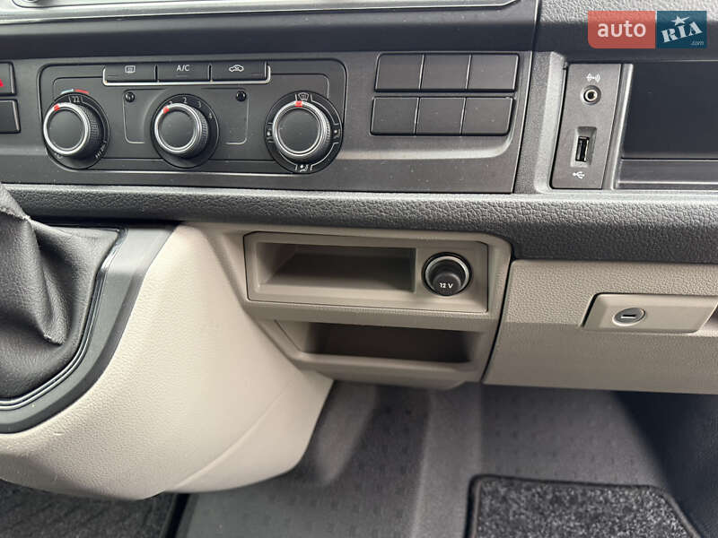 Вантажний фургон Volkswagen Transporter 2018 в Чернівцях