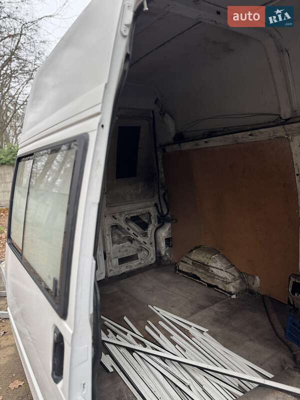 Грузовой фургон Volkswagen Transporter 2001 в Буче