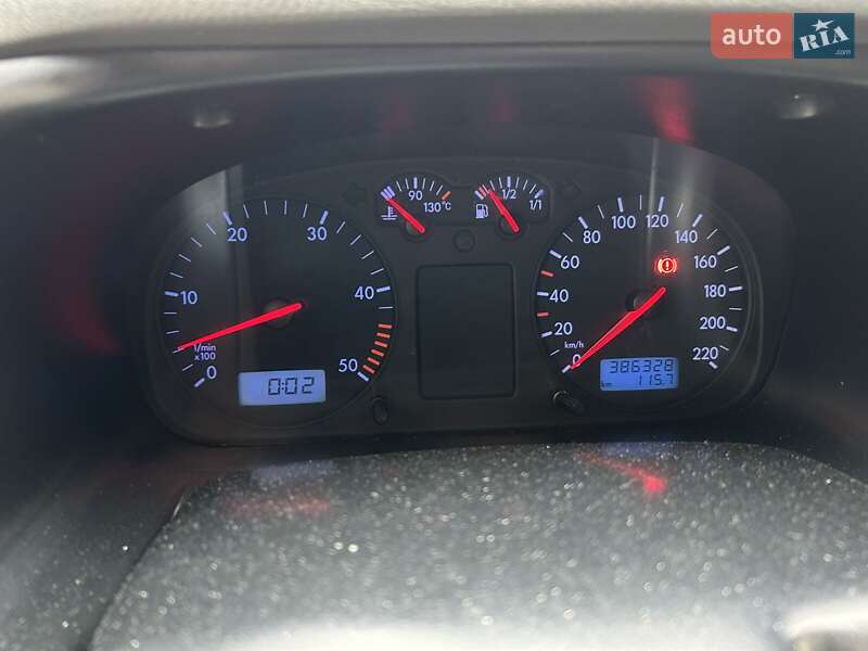 Грузовой фургон Volkswagen Transporter 2002 в Надворной