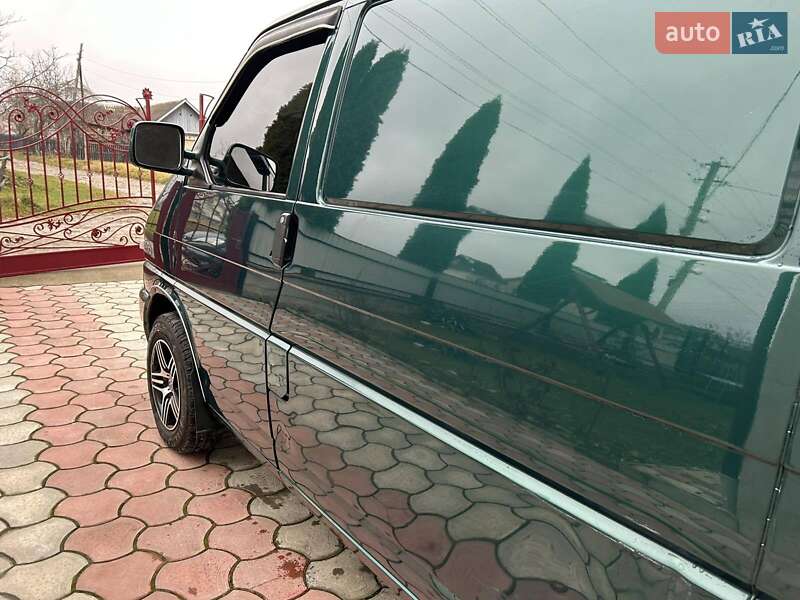Грузовой фургон Volkswagen Transporter 2002 в Надворной