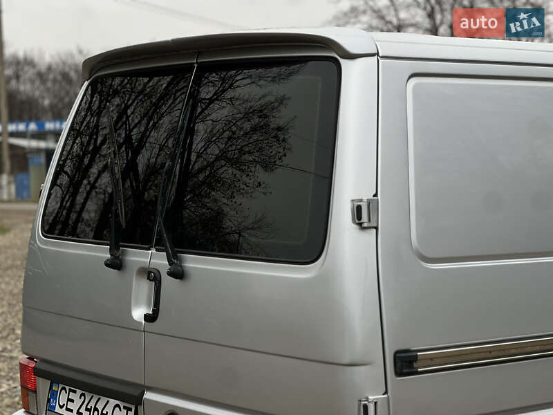 Вантажопасажирський фургон Volkswagen Transporter 2003 в Сторожинці