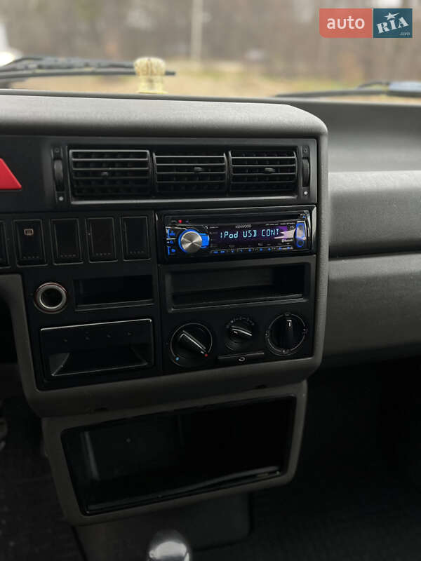 Вантажопасажирський фургон Volkswagen Transporter 2003 в Сторожинці