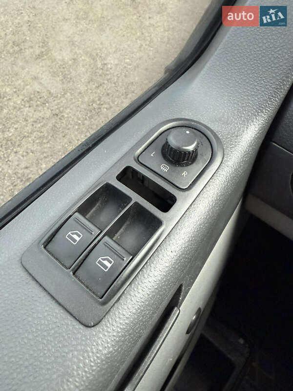Вантажний фургон Volkswagen Transporter 2011 в Кропивницькому