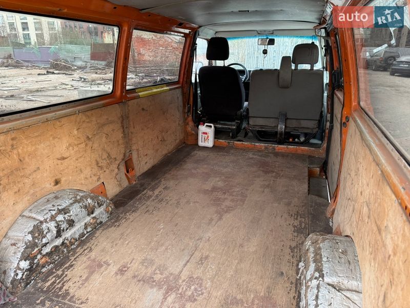 Грузовой фургон Volkswagen Transporter 2000 в Львове