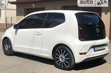 Хэтчбек Volkswagen Up 2016 в Ужгороде