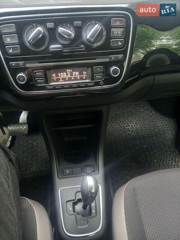 Хэтчбек Volkswagen Up 2014 в Черновцах