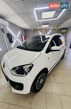 Хэтчбек Volkswagen Up 2012 в 
