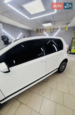 Хэтчбек Volkswagen Up 2012 в 