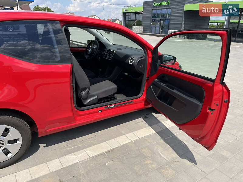Хэтчбек Volkswagen Up 2011 в Каменец-Подольском
