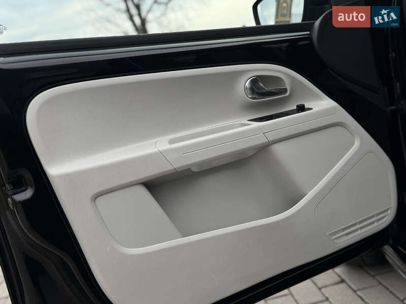 Хэтчбек Volkswagen Up 2015 в Дрогобыче