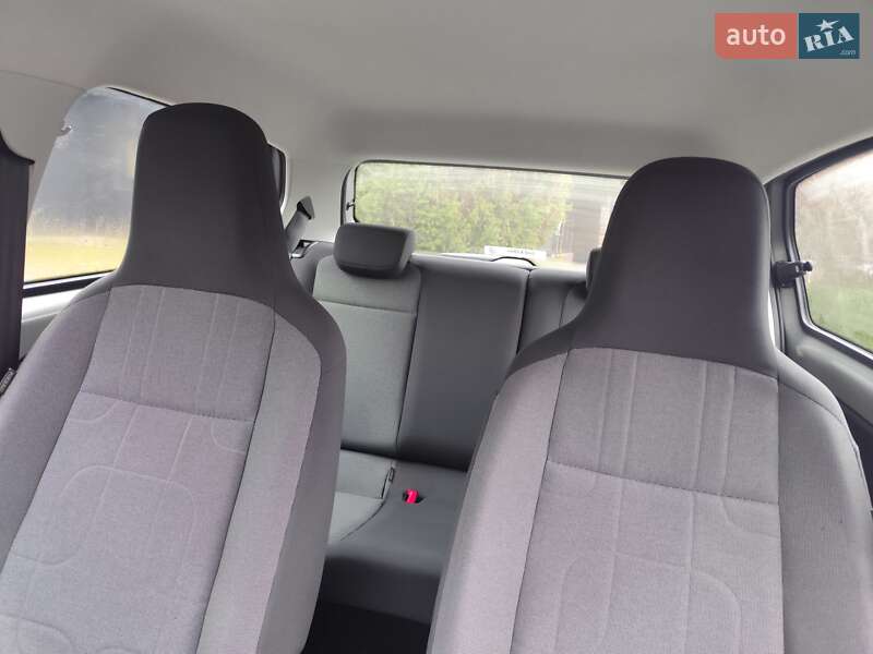 Хетчбек Volkswagen Up 2013 в Звягелі