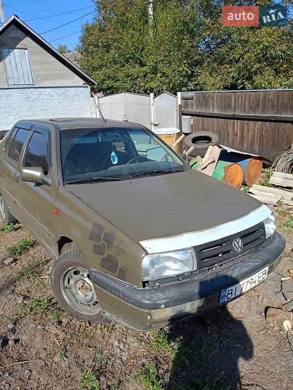 Седан Volkswagen Vento 1995 в Гадяче