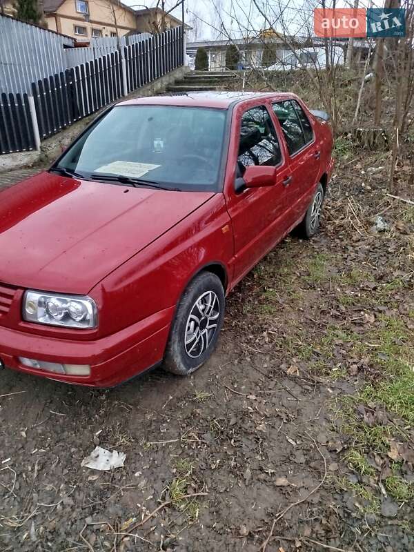 Седан Volkswagen Vento 1996 в Черновцах