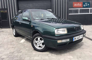 Седан Volkswagen Vento 1995 в Ровно