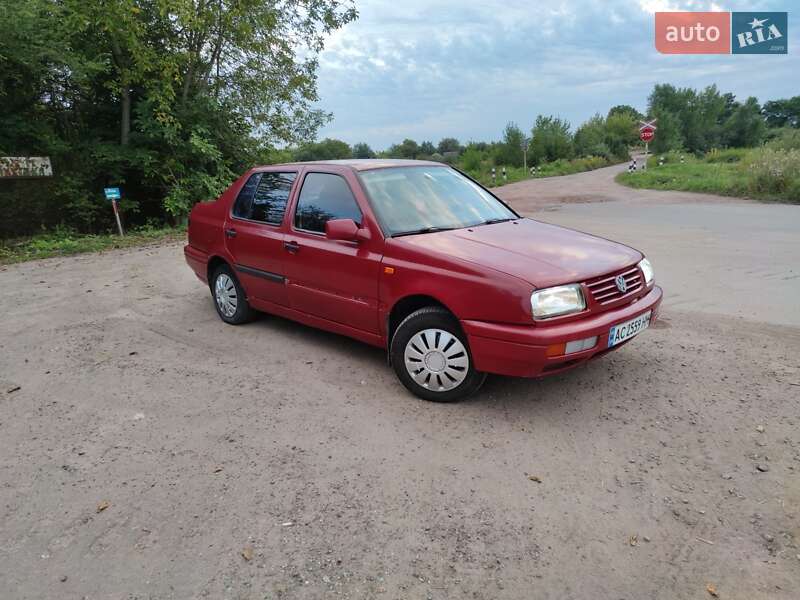 Седан Volkswagen Vento 1996 в Нововолынске