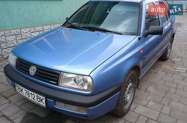 Седан Volkswagen Vento 1993 в Остроге