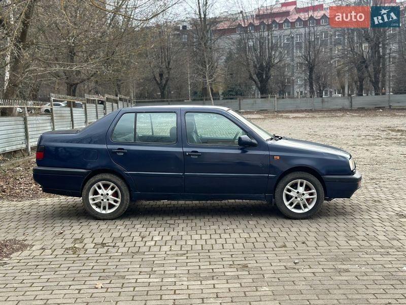 Седан Volkswagen Vento 1993 в Черновцах