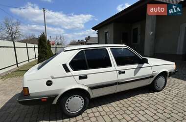 Хэтчбек Volvo 340 1989 в 