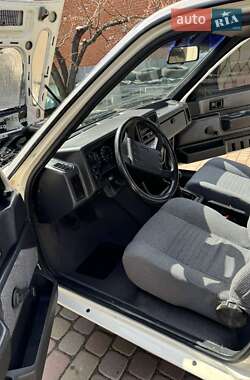 Хэтчбек Volvo 340 1989 в 