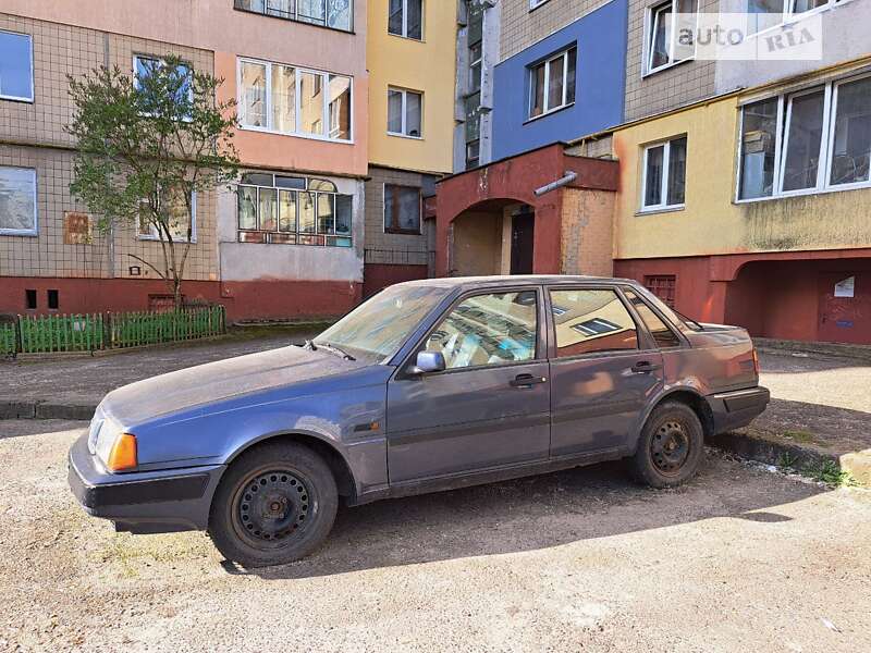 Седан Volvo 460 1993 в Львове