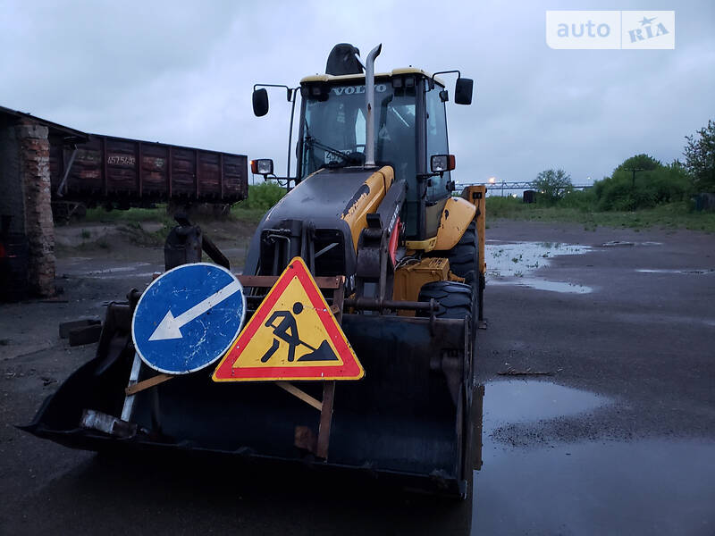Экскаватор погрузчик Volvo BL 71 2006 в Дубно