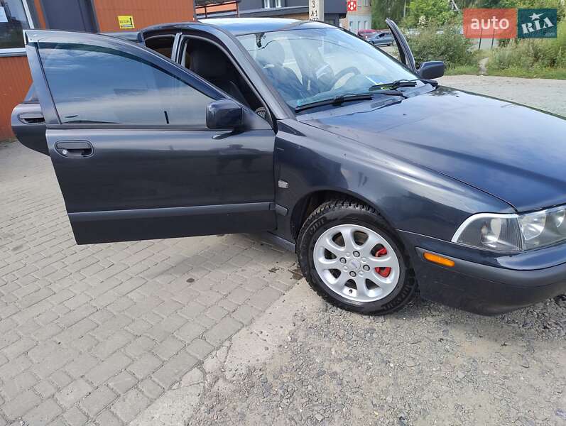 Седан Volvo S40 2000 в Вараші