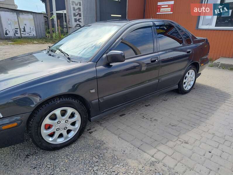 Седан Volvo S40 2000 в Вараші