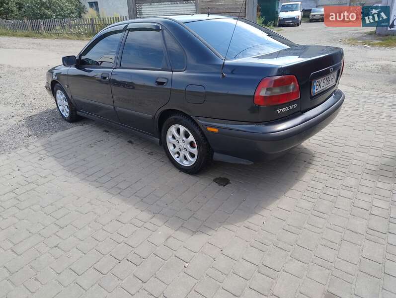Седан Volvo S40 2000 в Вараші