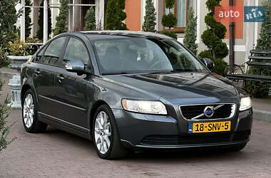 Седан Volvo S40 2011 в  фото 66 Седан Volvo S40 2011 в