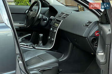 Седан Volvo S40 2011 в  фото 102 Седан Volvo S40 2011 в