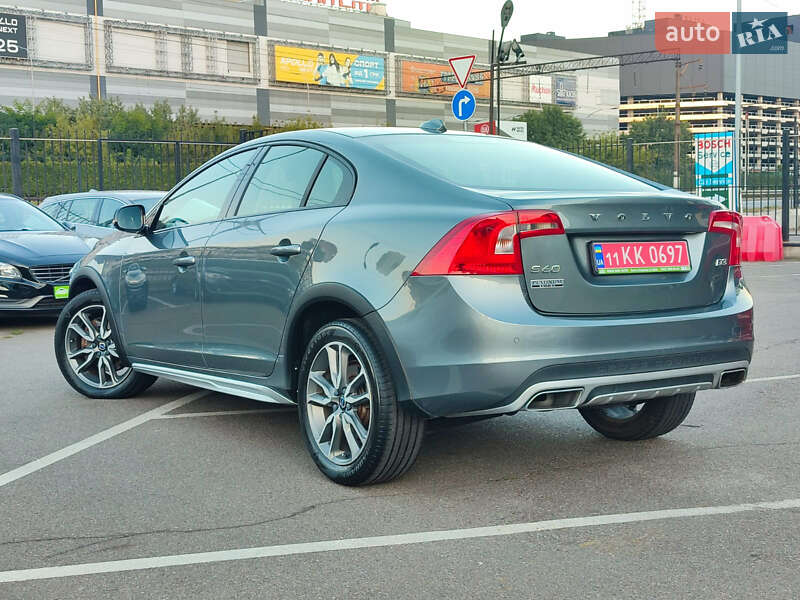 Седан Volvo S60 Cross Country 2018 в Киеве