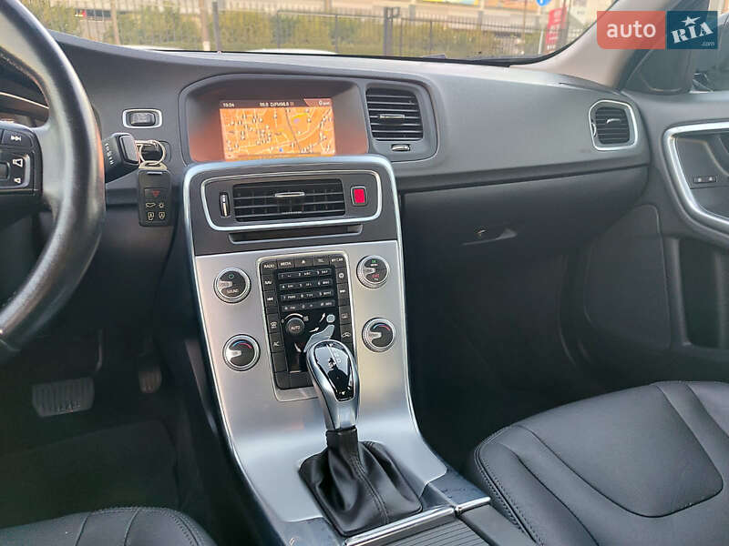 Седан Volvo S60 Cross Country 2018 в Киеве