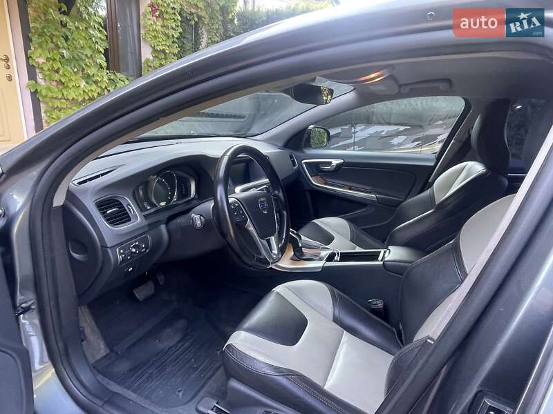 Седан Volvo S60 Cross Country 2016 в Киеве