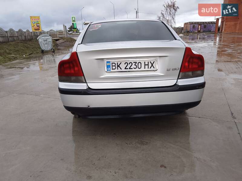 Седан Volvo S60 2002 в Дубровиці
