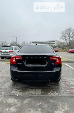 Седан Volvo S60 2014 в Ужгороді