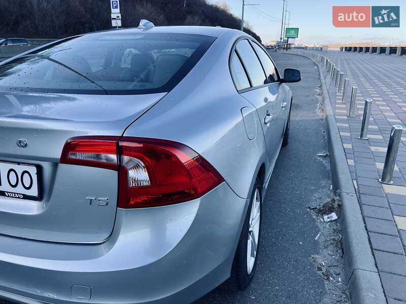 Седан Volvo S60 2016 в Киеве