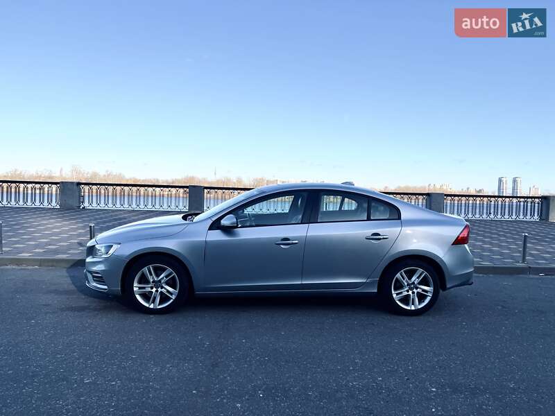 Седан Volvo S60 2016 в Киеве