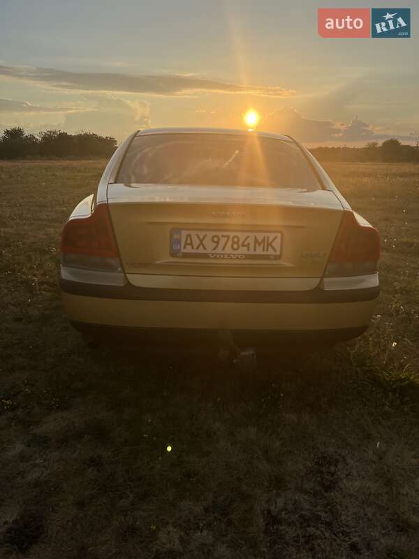 Седан Volvo S60 2001 в Краснограді
